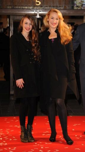Jerry Hall y su hija Elisabeth Jagger inaguran las rebajas de enero de Harrods. Opening of Harrods Winter Sale 2010