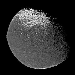 Fotografía de Japeto obtenida por la sonda Cassini en 2004