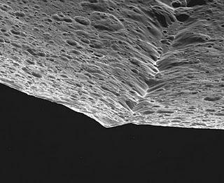 Fotografía reciente de la cresta de Japeto, obtenida por la sonda Cassini