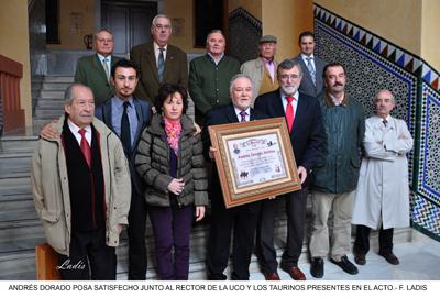 EL CRITICO TAURINO ANDRÉS DORADO RECIBE DE MANOS DEL RECTOR DE LA UCO EL PREMIO “TARIK DE IMPERIO”