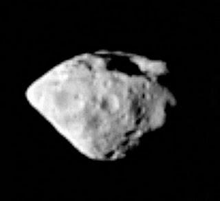 Fotografía de un asteroide formado por silicato de magnesio, llamdo Steins, tomada por la sonda Rosetta a su paso por el cinturón de asteroides en ruta hacia un cometa