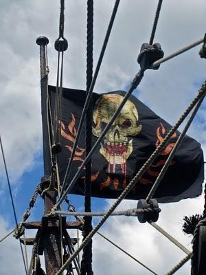 Éste es el aspecto de la bandera de Barbanegra en 'Piratas del Caribe 4: En mareas misteriosas'