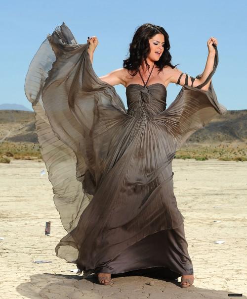 Selena Gomez en un Catherine Deane dress