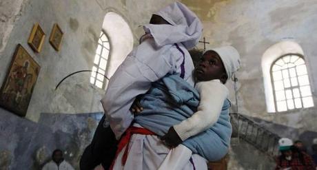 Una mujer cristiana y su hijo, en la basílica de la Natividad de Belén el pasado día 24 - Reuters / ABC.es