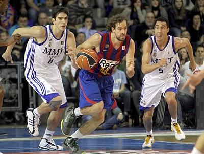 El Barça continúa avergonzando al Madrid y cierra el 2010 como líder de la ACB