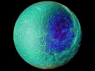 Imagen obtenida por Cassini que muestra diferencias de color de los hemisferios en la luna Rea