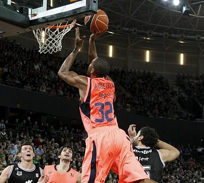 Anderson y Lorbek rescatan al Barça en Bilbao (63-65)