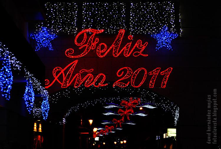 Luces de Navidad y Año Nuevo encendidas por la noche del día 2 de enero en la Plaza Mayor de Torrejón de Ardoz, Madrid (España)