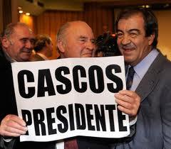 Cascos se fuma un puro