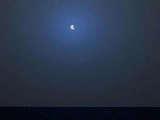 Fotografía de Fobos, una luna de Marte, pasando delante del Sol