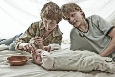 Submarino. Sin aire en la superficie de la fría y oscura existencia. Submarino. Sin aire en la superficie de la fría y oscura existencia.