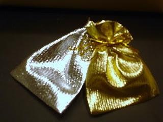 Bolsas pequeñas doradas y plateadas
