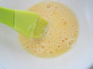 CRESTA GIGANTE DE MANZANA, CANELA Y SEMILLAS DE SÉSAMO AL JENGIBRE.