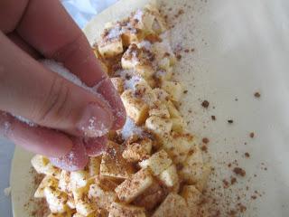CRESTA GIGANTE DE MANZANA, CANELA Y SEMILLAS DE SÉSAMO AL JENGIBRE.