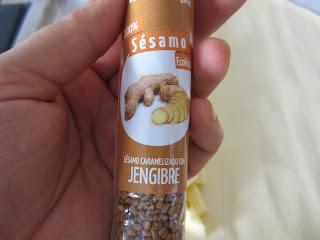 CRESTA GIGANTE DE MANZANA, CANELA Y SEMILLAS DE SÉSAMO AL JENGIBRE.