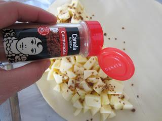 CRESTA GIGANTE DE MANZANA, CANELA Y SEMILLAS DE SÉSAMO AL JENGIBRE.