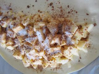 CRESTA GIGANTE DE MANZANA, CANELA Y SEMILLAS DE SÉSAMO AL JENGIBRE.