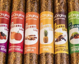 CRESTA GIGANTE DE MANZANA, CANELA Y SEMILLAS DE SÉSAMO AL JENGIBRE.