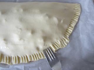 CRESTA GIGANTE DE MANZANA, CANELA Y SEMILLAS DE SÉSAMO AL JENGIBRE.