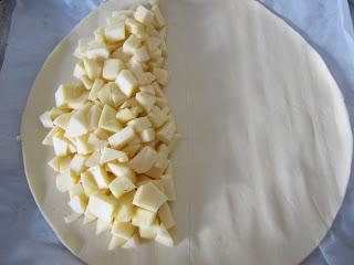 CRESTA GIGANTE DE MANZANA, CANELA Y SEMILLAS DE SÉSAMO AL JENGIBRE.