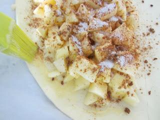 CRESTA GIGANTE DE MANZANA, CANELA Y SEMILLAS DE SÉSAMO AL JENGIBRE.