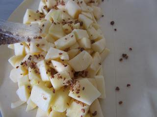 CRESTA GIGANTE DE MANZANA, CANELA Y SEMILLAS DE SÉSAMO AL JENGIBRE.