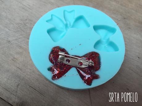 DIY: lacitos de silicona caliente para broches.