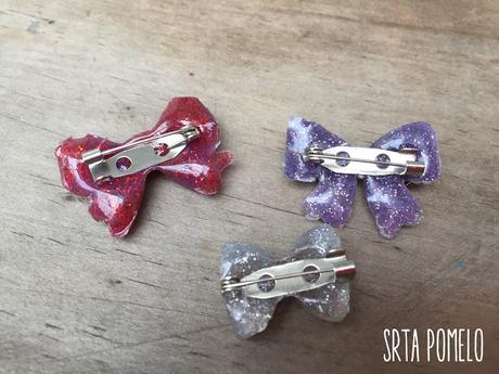 DIY: lacitos de silicona caliente para broches.