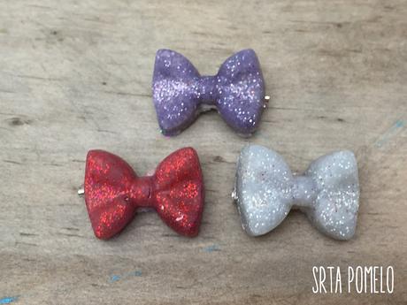 DIY: lacitos de silicona caliente para broches.