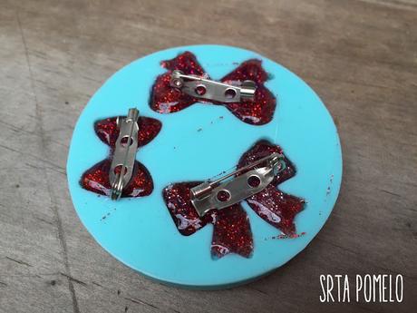 DIY: lacitos de silicona caliente para broches.