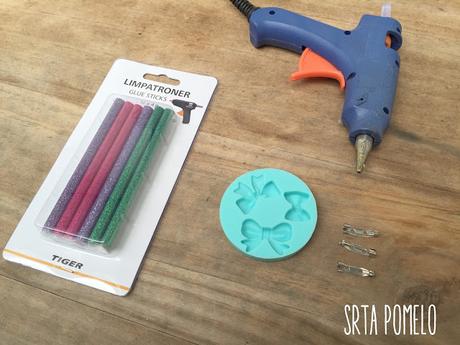 DIY: lacitos de silicona caliente para broches.