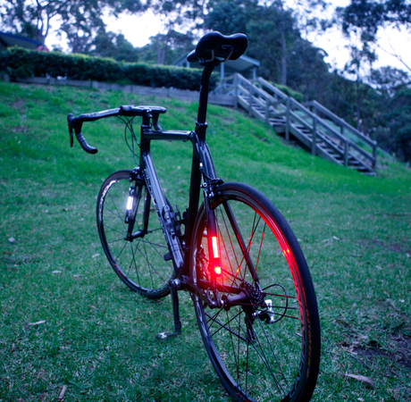 Fibre Flare Cyclops, combo de sistema de iluminación para seguridad en fibra óptica y LED que puedes montar en vaina o tija de sillín Fibre Flare Cyclops, combo de sistema de iluminación para seguridad en fibra óptica y LED que puedes montar en vaina o tija de sillín