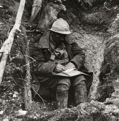 Soldado frances escribiendo una carta en Verdun