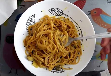 Espaguetis con salsa carbonara de cúrcuma