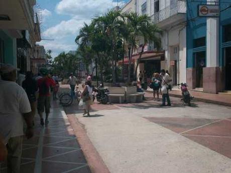 Aunque está prohibido, las personas andan en bicicletas por el Boulevard