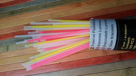 Ideas para un cumpleaños diferente: Las pulseras fluorescentes