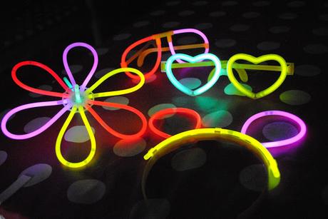 Ideas para un cumpleaños diferente: Las pulseras fluorescentes