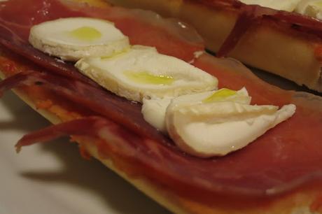 Tosta de jamón y queso de cabra