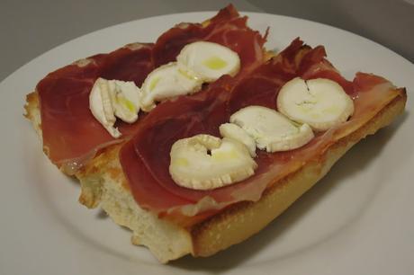 Tosta de jamón y queso de cabra