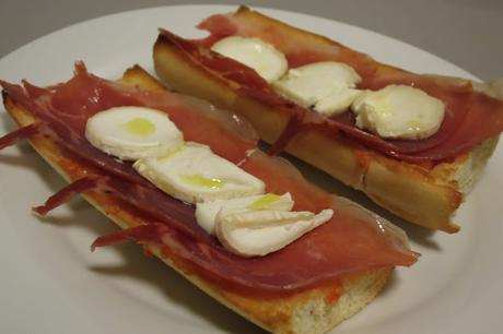 Tosta de jamón y queso de cabra