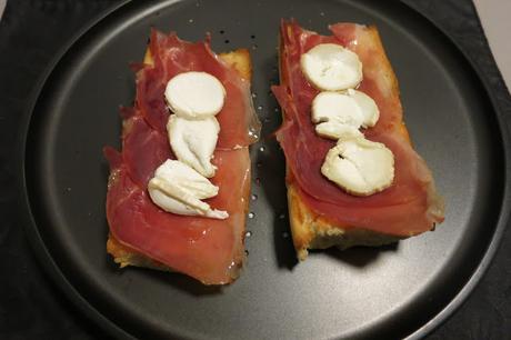 Tosta de jamón y queso de cabra