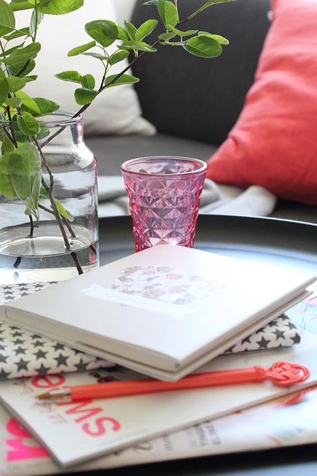 Un salón BLANCO Y NEGRO con un toque FLUOR!