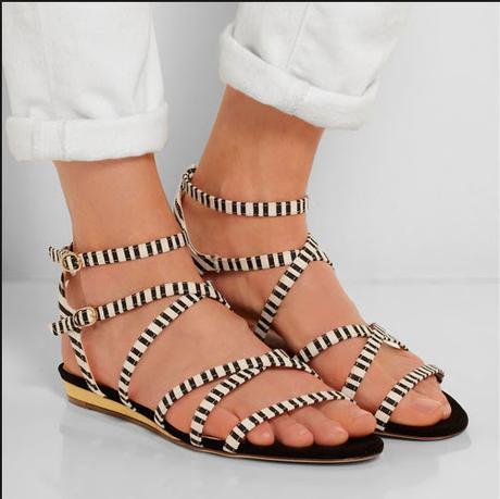 Sandalias con un poquito de tacón muchas tiras estrechitas. Incompatible con la mala circulación. Cómo elegir las sandalias que más alargan tus piernas