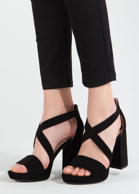 Sandalias con tiras anchas y tacón ancho, ideales para pantalones. Cómo elegir las sandalias que más alargan tus piernas