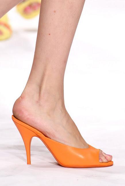 Esta sandalia de color es tan abierta que casi no afecta la largura de la pierna. Cómo elegir las sandalias que más alargan tus piernas