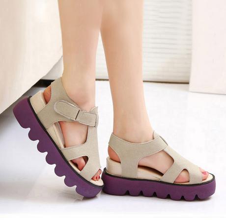 Sandalia con varios colores que parecen zapatos. Tienen el cierre muy arriba así que éstas acortarán tu pierna. Cómo elegir las sandalias que más alargan tus piernas