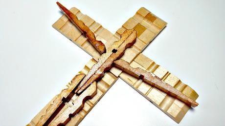 Una cruz con pinzas de la ropa muy especial