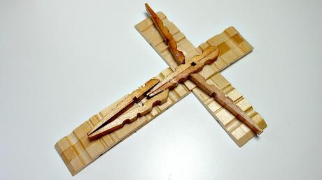 Una cruz con pinzas de la ropa muy especial