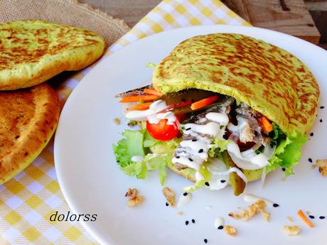 Pan de pita con vegetales y sardinas en aceite