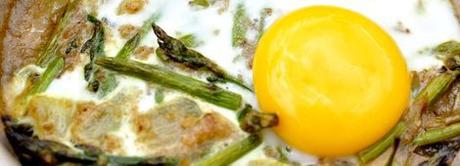 Cazuela de espárragos verdes con huevo al horno